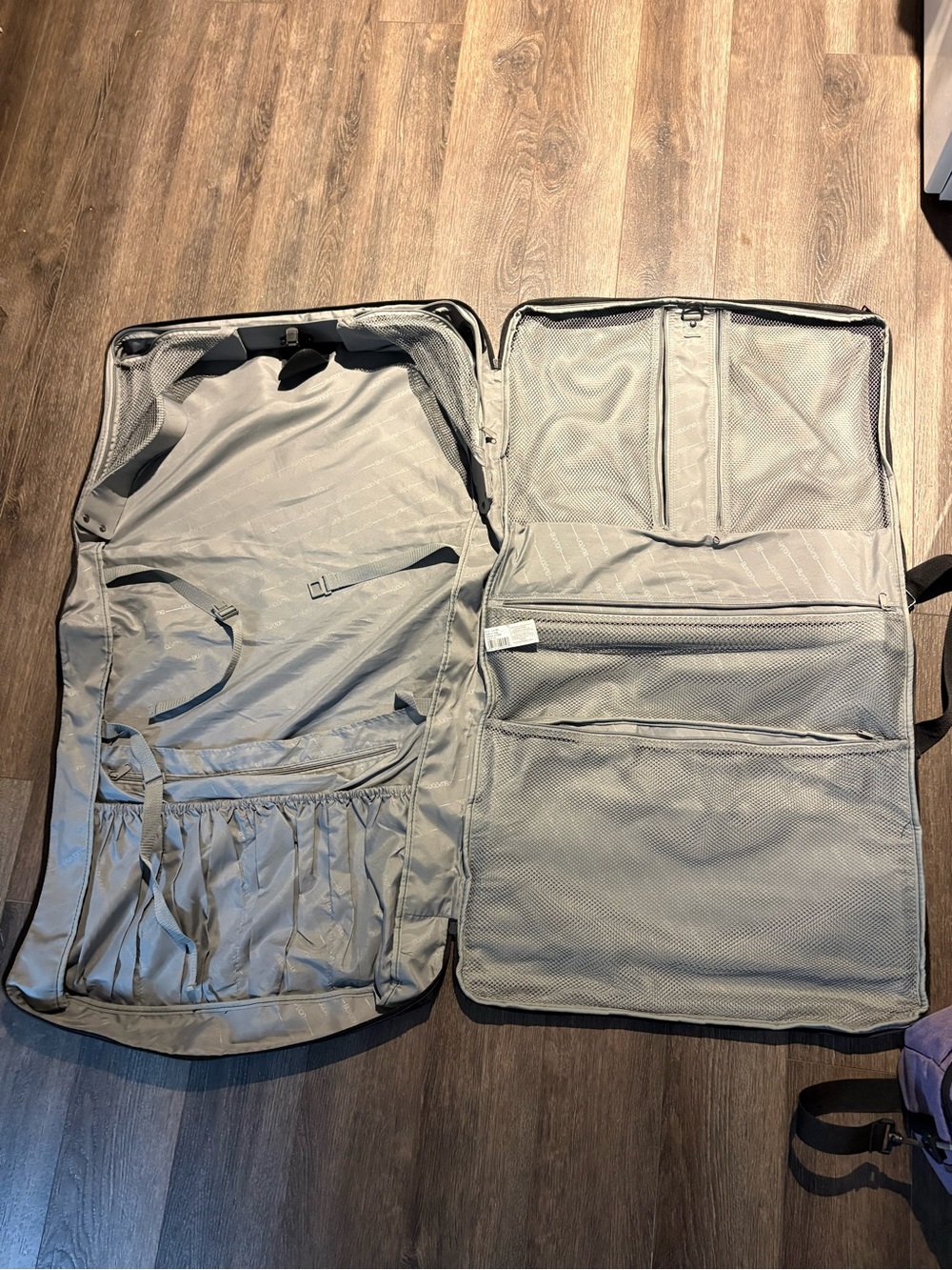 Buxton Light Gray Men’s Travel Garment Bag